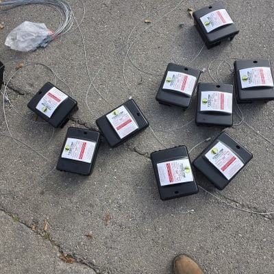 מלכודות עכברים עם חוטים על הקרקע