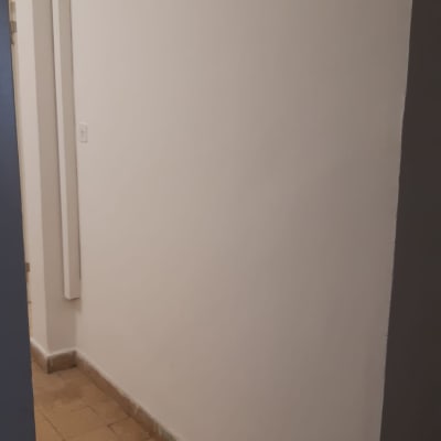 קיר צבוע ולרצפה מרוצפת באריחים