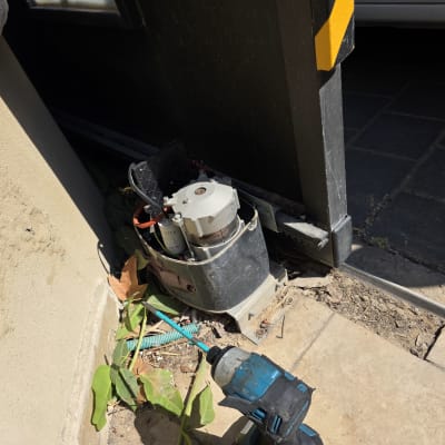 מנוע שער חשמלי וכלי עבודה לידו