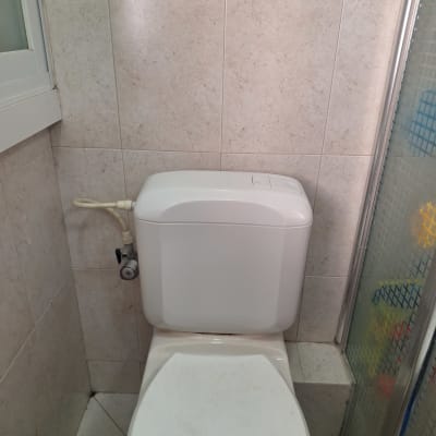 אסלה עם צינור מים ושסתום