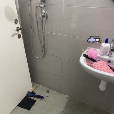 תהליך התקנת מקלחון בחדר רחצה עם פרזול וכלי עבודה