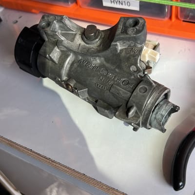 חלק חילוף לרכב על שולחן עבודה עם מגירות כלים