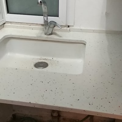 שיש לבן עם כיור וברז מתכת