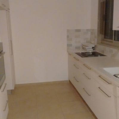 קיר צבוע בלבן במטבח מודרני