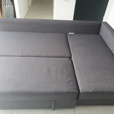 ספה אפורה נפתחת במצב פתוח