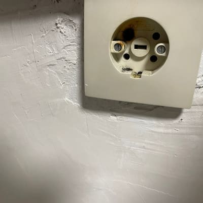 שקע חשמלי עם סימני שריפה על הקיר