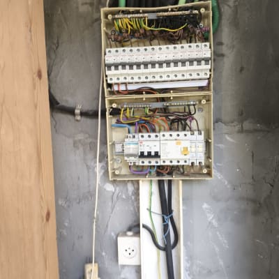 לוח חשמל עם חוטים צבעוניים ומפסקים