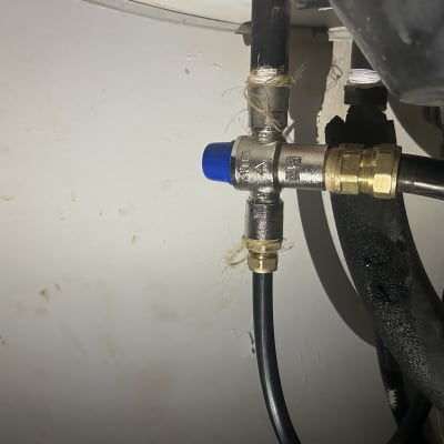 צינור מתכת עם חיבורי פלסטיק וכיסוי בידוד