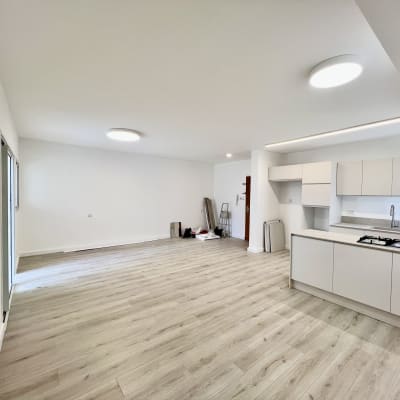 מטבח מודרני עם ארונות לבנים וכיריים גז