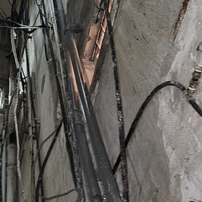 צינורות וקירות באתר בנייה או תיקון