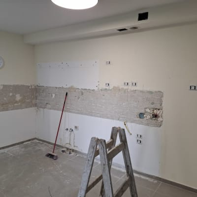 קיר עם שקעים חשמליים ותשתית חשמל חשופה