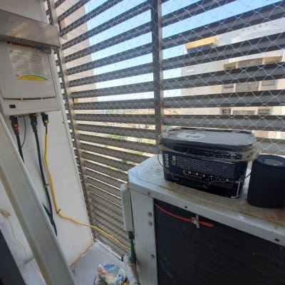 רשת למניעת כניסת יונים על חלון עם ציוד חיצוני