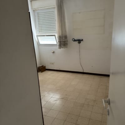 חדר ריק עם רצפת אריחים, חלון ווילון