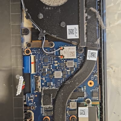 לוח אם של מחשב נייד עם מאוורר מאובק