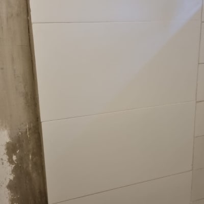 קיר עם אריחי קרמיקה מותקנים חלקית