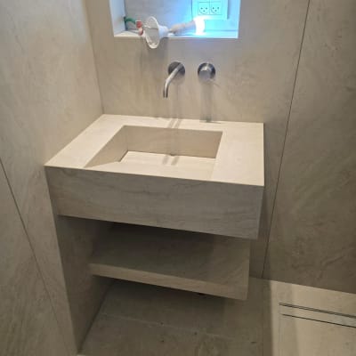 כיור שיש עם ברזים בקיר