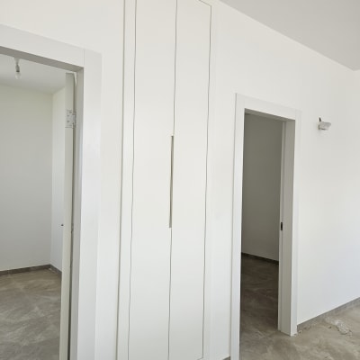 ארון קיר לבן עם דלתות סגורות