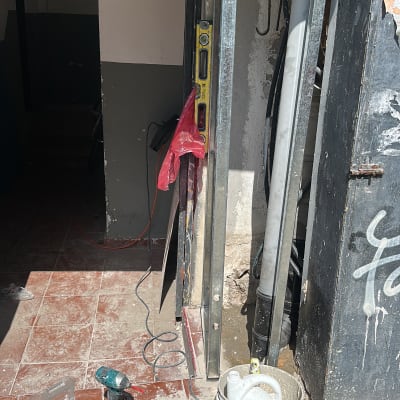 כלי עבודה ושיפוץ, מקדחות, פלס, דלי וחומרים