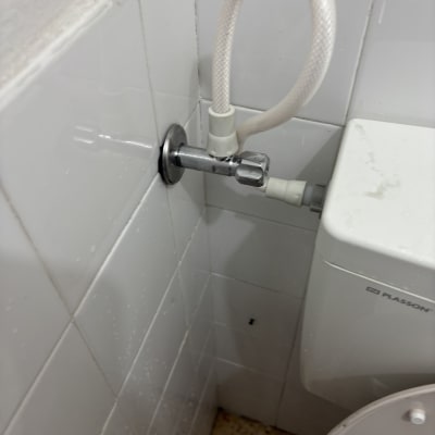 צינור מים מחובר לאסלה בחדר אמבטיה