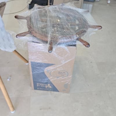 קרטון עם גלגל הגה עטוף בניילון