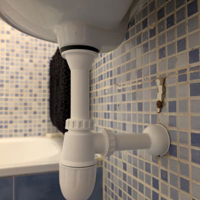 צנרת פלסטיק מתחת לכיור בחדר אמבטיה