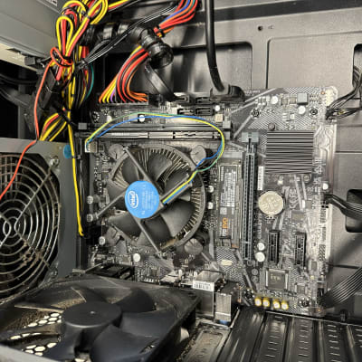 לוח אם עם מאוורר ומעבד אינטל בתוך מחשב