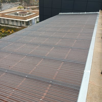 גג עם כיסוי שקוף ומסגרת מתכת