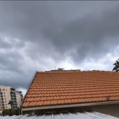 גג רעפים תחת שמיים מעוננים