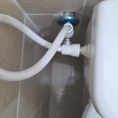 צינור מים מחובר לאסלה בחדר אמבטיה