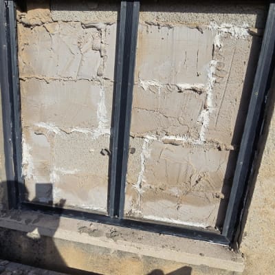 מסגרת מתכת על קיר עם טיח, גלגל עבודה