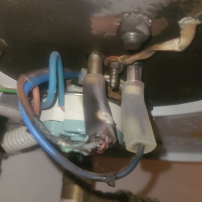 חיבורים חשמליים וצינורות בדוד שמש