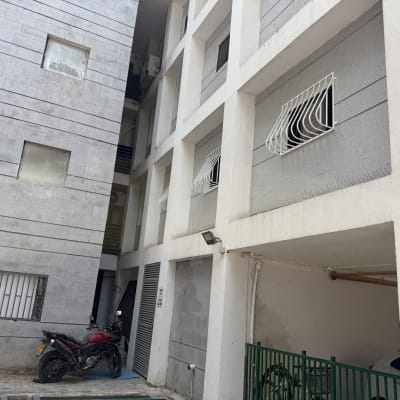 בניין עם סורגים על החלונות ואופנוע חונה