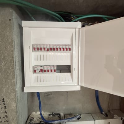 לוח חשמל פתוח עם חוטים וכבלים חשמליים