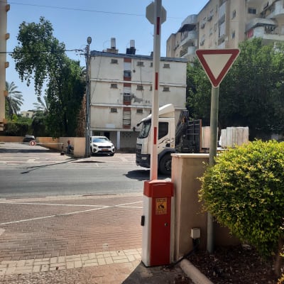 שער חשמלי עם מחסום בכניסה לחניה