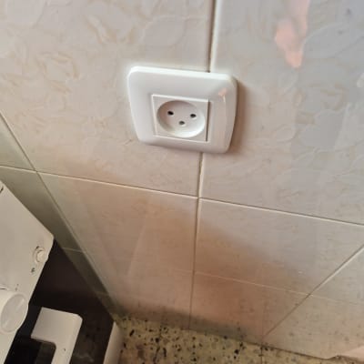 שקע חשמלי מותקן על קיר אריחים