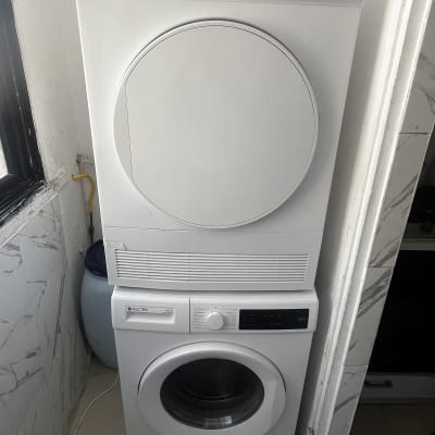 מכונת כביסה ומייבש בחדר כביסה
