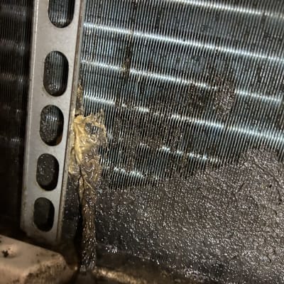 סליל מזגן מלוכלך עם לכלוך ושמן