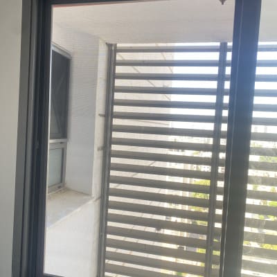 חלון אלומיניום עם תריסים אופקיים