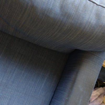 ספה כחולה עם כתם קטן על המושב