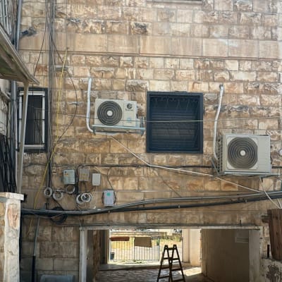יחידות מיזוג אוויר מותקנות על קיר חיצוני