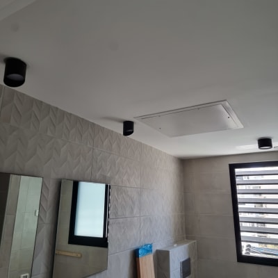 תאורה תקרה מותקנת בחדר אמבטיה