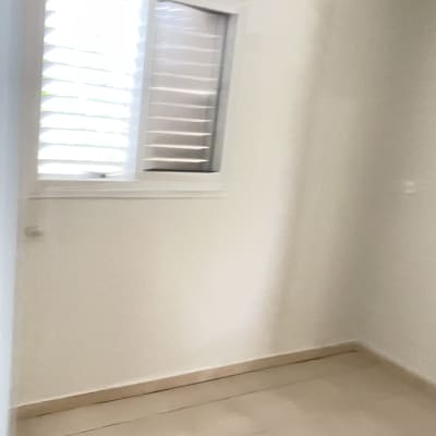 חדר ריק עם חלון ומזגן על הקיר