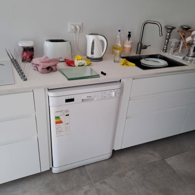 מכשירי חשמל על השיש במטבח מודרני