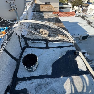 דלי צבע שחור על גג עם איטום בזפת