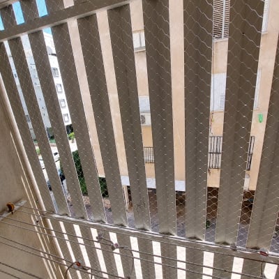 רשת מתכת למניעת כניסת יונים במרפסת