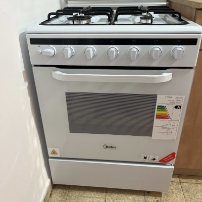 תנור גז עם כפתורים ותווית אנרגיה