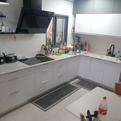 מטבח מודרני עם מכשירי חשמל וכלים על השיש