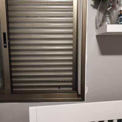 תריס מתכת סגור במסגרת חלון