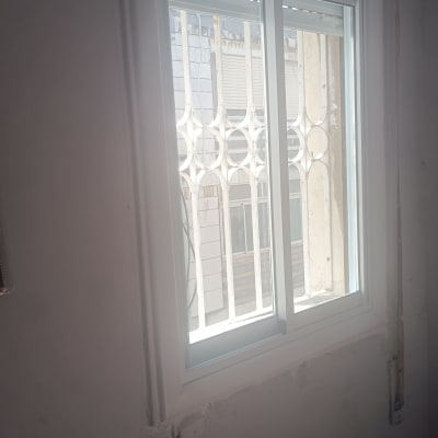 חלון אלומיניום עם סורגים לבנים