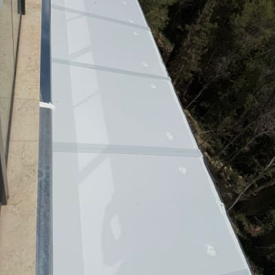 פרגולה מאלומיניום מותקנת לצד מבנה